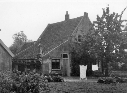 847848 Gezicht op de west en zuidwestgevel van het pand Machinekade 11 te Maarssen, dat gerestaureerd gaat worden.